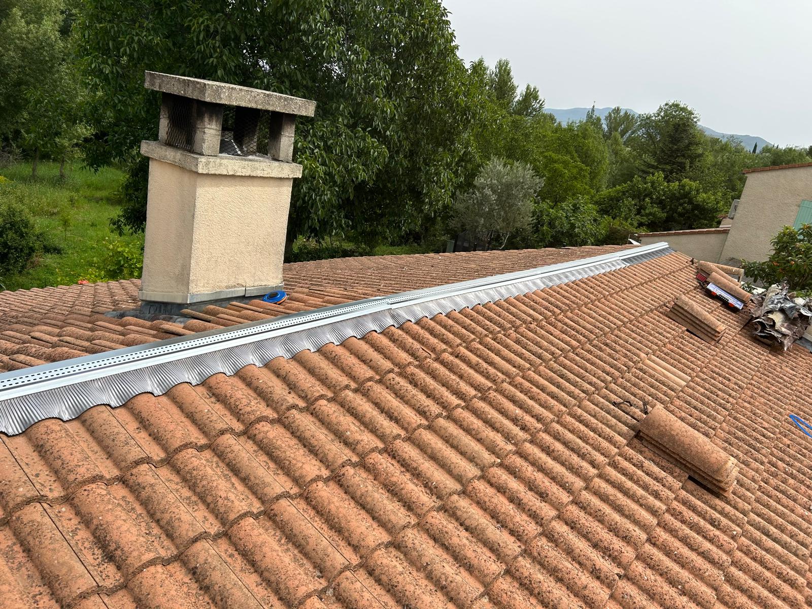 Closoir ventilé en aluminium posé sur la lisse, le long du faîtage