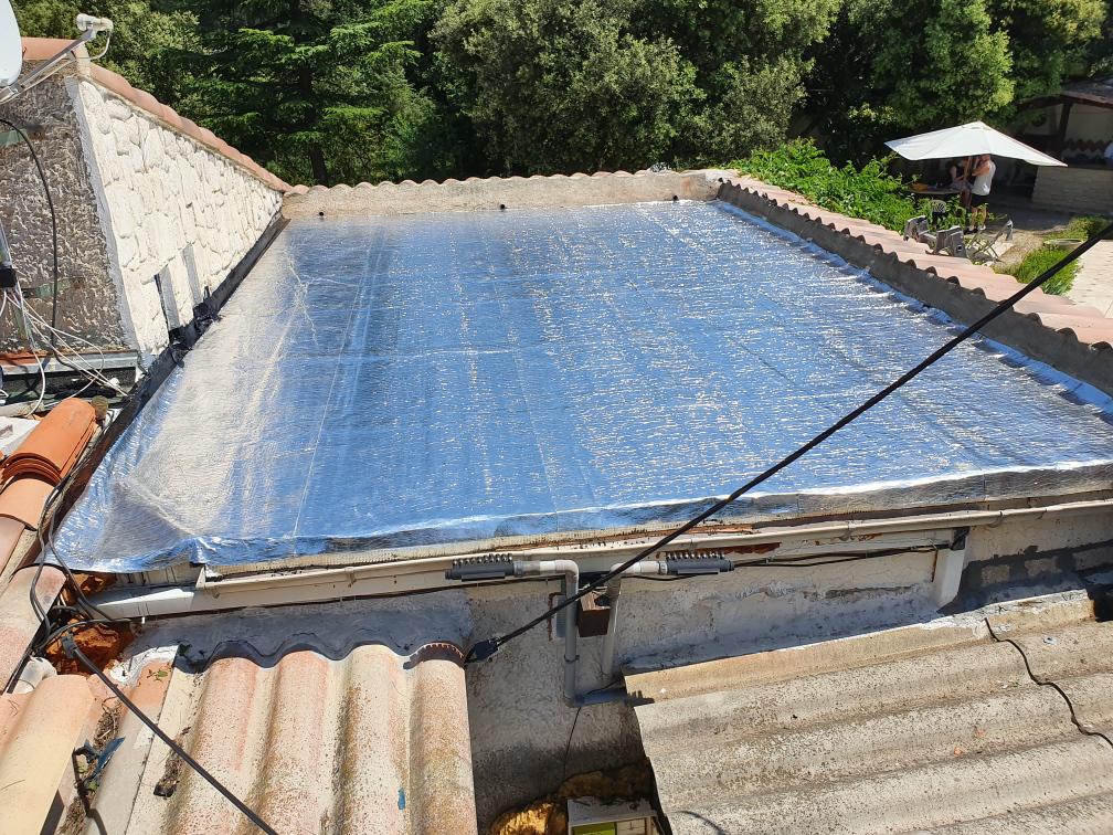 Petite toiture plate couverte d’une membrane aluminium