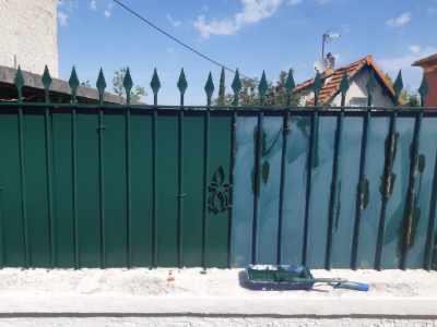 Portail métallique en cours de peinture