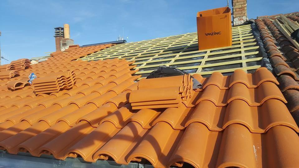 Tuiles neuves posées sur liteaux, paquets de tuiles sur le toit